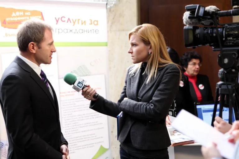 Gabriela_Naplatanova_taking_an_interview-1024x682