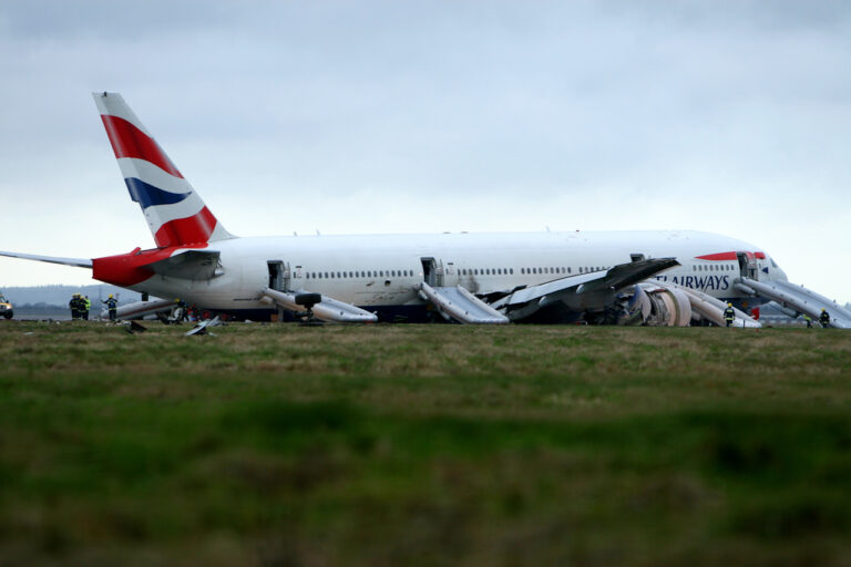 British_Airways_-_Boeing_777-200ER_-_G-YMMM_-_London_Heathrow_crash_of_flight_BAW038