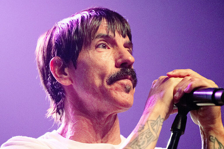 attachment-anthony_kiedis_chili_peppers_live_2021