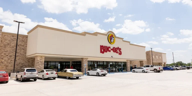 texas-bucees-building-sign