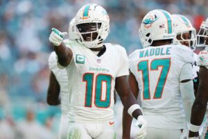 A Shocking Reunion: Dolphins Trade Star Receiver Tyreek Hill to Kansas