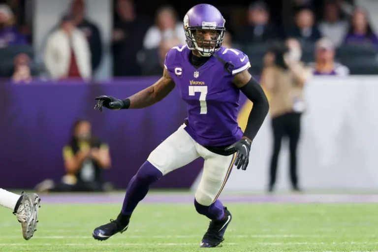 urn-publicid-ap-org-28207334aed80aa2ff85679a49ba1c12Vikings_Peterson_Football_36528