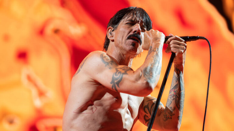 anthony-kiedis-red-hot-chili-peppers-gettyimages-1401612799-scaled-e1663927435127