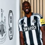 yoane-wissa-poses-photographs-next-1020136363