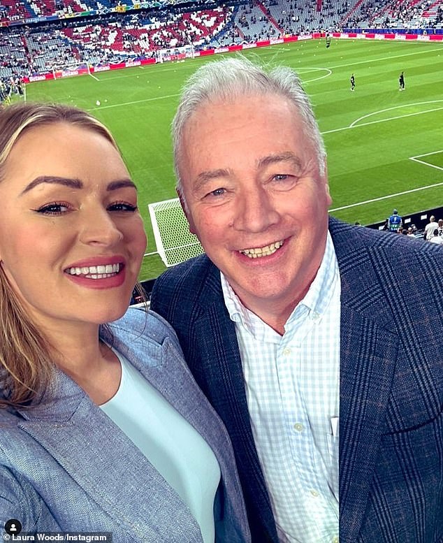 87611451-13658143-Laura_s_last_snap_saw_her_pose_with_former_footballer_Ally_McCoi-a-1_1721632647814